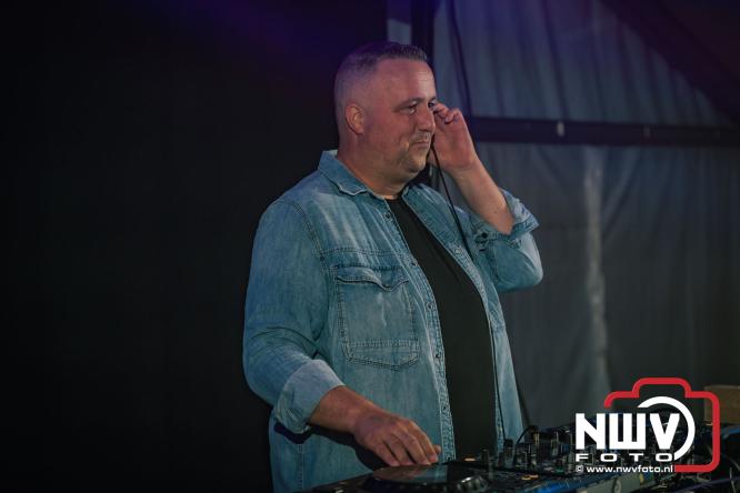 Ondanks de regen volop gezelligheid in de feesttent aan de Singel op ’t Harde. - &copy; NWVFoto.nl