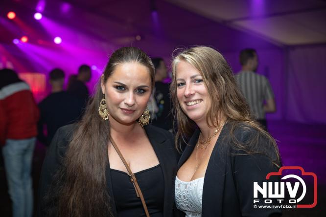 Ondanks de regen volop gezelligheid in de feesttent aan de Singel op ’t Harde. - &copy; NWVFoto.nl