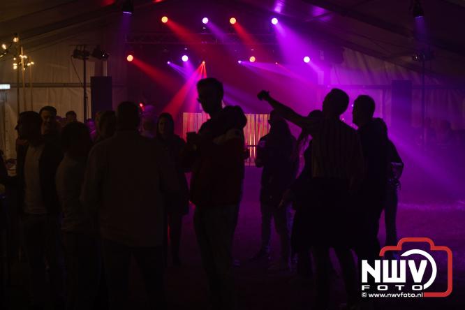 Ondanks de regen volop gezelligheid in de feesttent aan de Singel op ’t Harde. - &copy; NWVFoto.nl