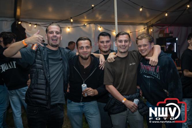 Ondanks de regen volop gezelligheid in de feesttent aan de Singel op ’t Harde. - &copy; NWVFoto.nl