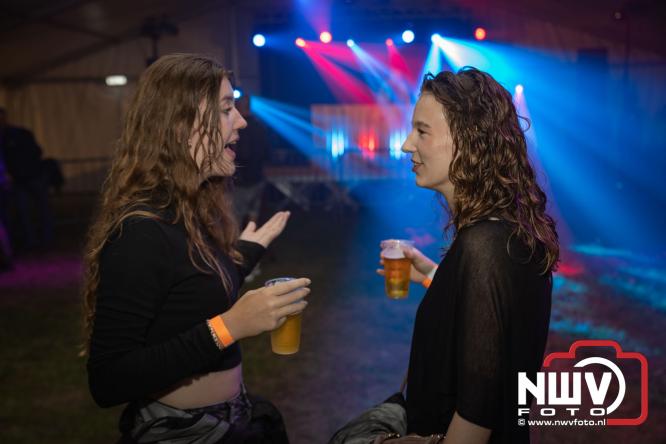 Ondanks de regen volop gezelligheid in de feesttent aan de Singel op ’t Harde. - &copy; NWVFoto.nl