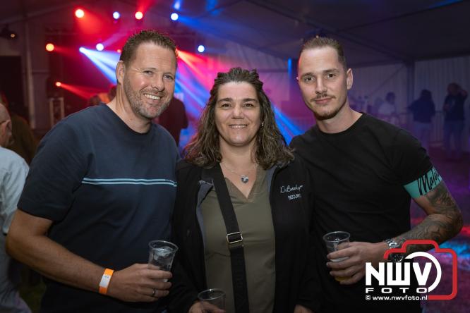 Ondanks de regen volop gezelligheid in de feesttent aan de Singel op ’t Harde. - &copy; NWVFoto.nl