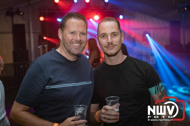 Ondanks de regen volop gezelligheid in de feesttent aan de Singel op ’t Harde. - &copy; NWVFoto.nl