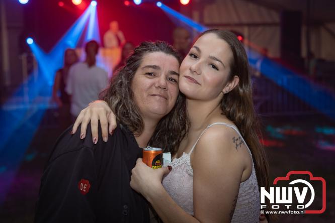 Ondanks de regen volop gezelligheid in de feesttent aan de Singel op ’t Harde. - &copy; NWVFoto.nl