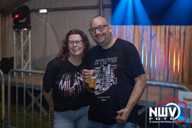 Ondanks de regen volop gezelligheid in de feesttent aan de Singel op ’t Harde. - &copy; NWVFoto.nl