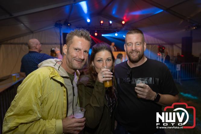 Ondanks de regen volop gezelligheid in de feesttent aan de Singel op ’t Harde. - &copy; NWVFoto.nl