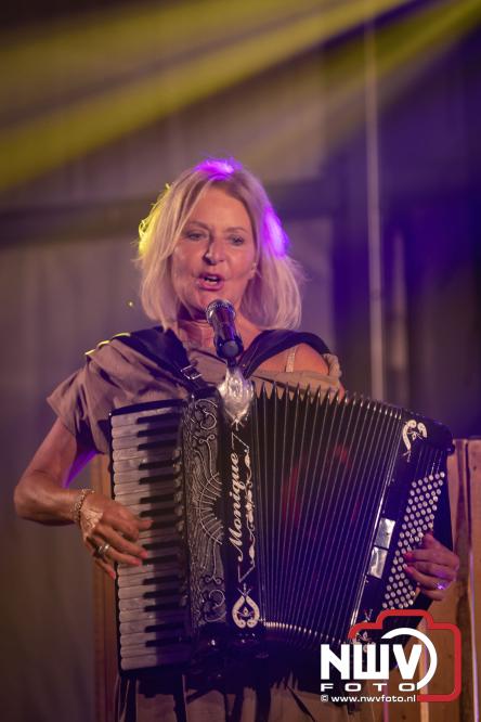 Ondanks de regen volop gezelligheid in de feesttent aan de Singel op ’t Harde. - &copy; NWVFoto.nl