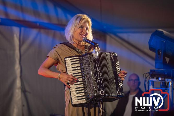Ondanks de regen volop gezelligheid in de feesttent aan de Singel op ’t Harde. - &copy; NWVFoto.nl