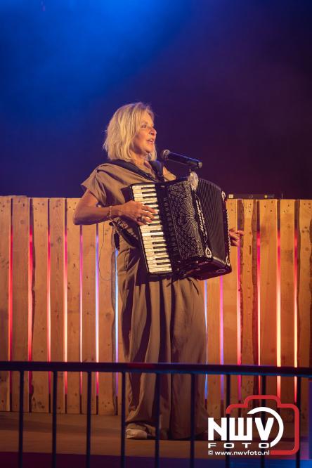 Ondanks de regen volop gezelligheid in de feesttent aan de Singel op ’t Harde. - &copy; NWVFoto.nl