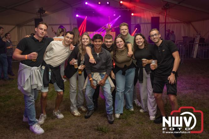 Ondanks de regen volop gezelligheid in de feesttent aan de Singel op ’t Harde. - &copy; NWVFoto.nl