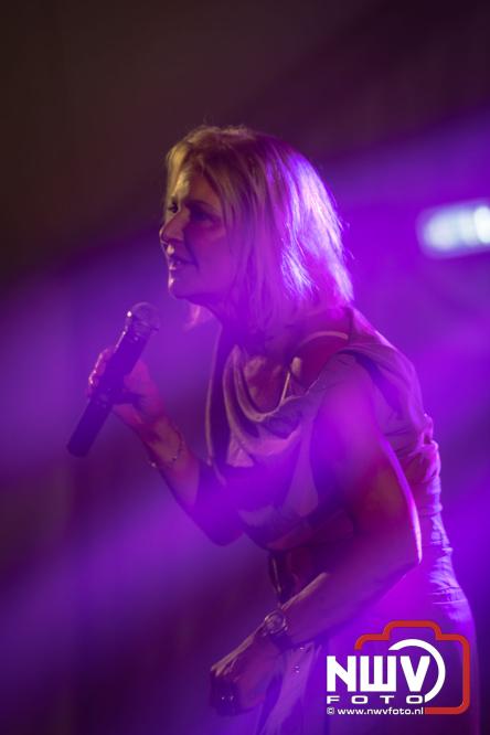 Ondanks de regen volop gezelligheid in de feesttent aan de Singel op ’t Harde. - &copy; NWVFoto.nl
