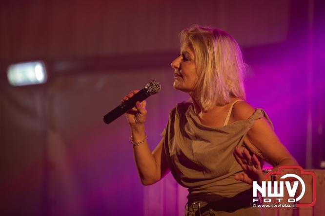 Ondanks de regen volop gezelligheid in de feesttent aan de Singel op ’t Harde. - &copy; NWVFoto.nl