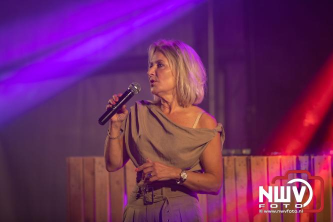 Ondanks de regen volop gezelligheid in de feesttent aan de Singel op ’t Harde. - &copy; NWVFoto.nl