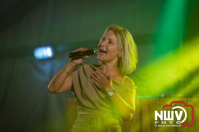 Ondanks de regen volop gezelligheid in de feesttent aan de Singel op ’t Harde. - &copy; NWVFoto.nl