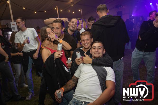 Ondanks de regen volop gezelligheid in de feesttent aan de Singel op ’t Harde. - &copy; NWVFoto.nl
