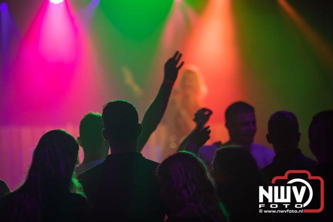 Ondanks de regen volop gezelligheid in de feesttent aan de Singel op ’t Harde. - &copy; NWVFoto.nl