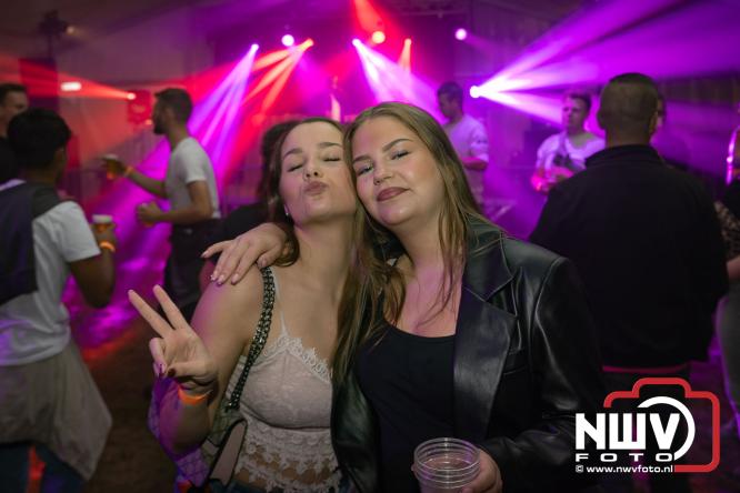 Ondanks de regen volop gezelligheid in de feesttent aan de Singel op ’t Harde. - &copy; NWVFoto.nl