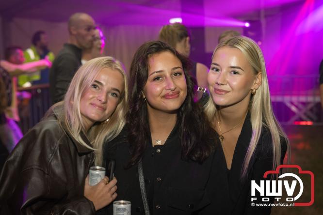 Ondanks de regen volop gezelligheid in de feesttent aan de Singel op ’t Harde. - &copy; NWVFoto.nl