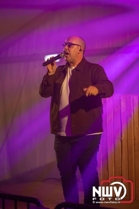 Ondanks de regen volop gezelligheid in de feesttent aan de Singel op ’t Harde. - &copy; NWVFoto.nl