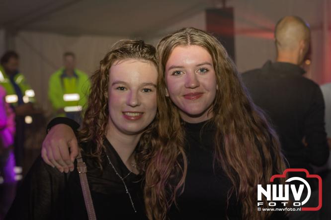 Ondanks de regen volop gezelligheid in de feesttent aan de Singel op ’t Harde. - &copy; NWVFoto.nl