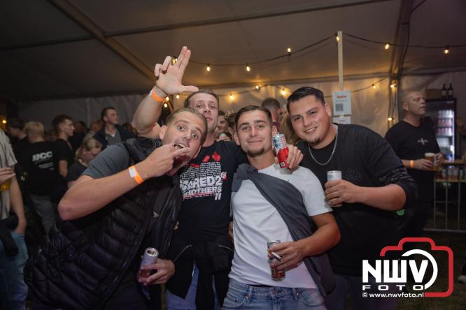 Ondanks de regen volop gezelligheid in de feesttent aan de Singel op ’t Harde. - &copy; NWVFoto.nl