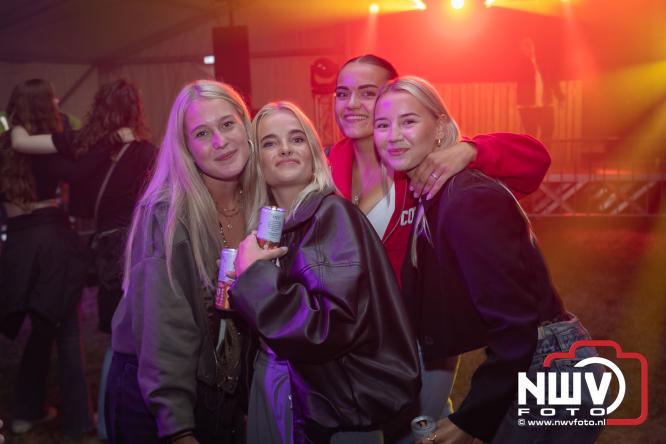 Ondanks de regen volop gezelligheid in de feesttent aan de Singel op ’t Harde. - &copy; NWVFoto.nl