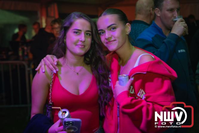 Ondanks de regen volop gezelligheid in de feesttent aan de Singel op ’t Harde. - &copy; NWVFoto.nl