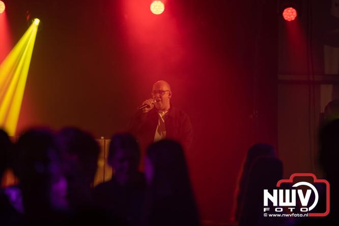 Ondanks de regen volop gezelligheid in de feesttent aan de Singel op ’t Harde. - &copy; NWVFoto.nl