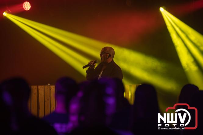 Ondanks de regen volop gezelligheid in de feesttent aan de Singel op ’t Harde. - &copy; NWVFoto.nl
