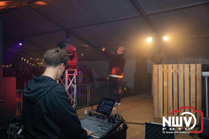Ondanks de regen volop gezelligheid in de feesttent aan de Singel op ’t Harde. - &copy; NWVFoto.nl