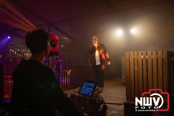 Ondanks de regen volop gezelligheid in de feesttent aan de Singel op ’t Harde. - &copy; NWVFoto.nl