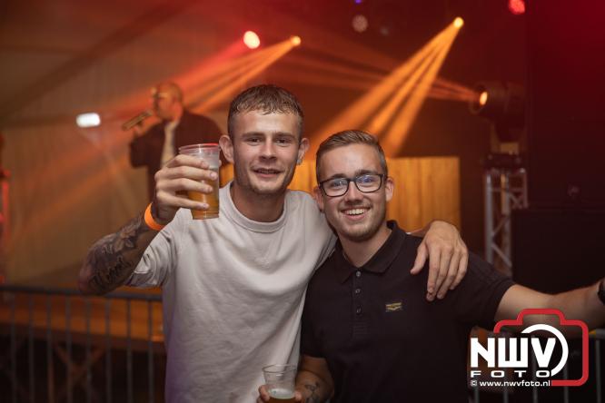 Ondanks de regen volop gezelligheid in de feesttent aan de Singel op ’t Harde. - &copy; NWVFoto.nl