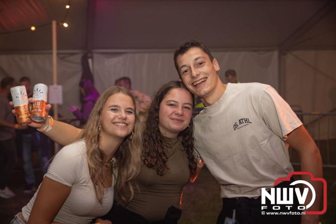 Ondanks de regen volop gezelligheid in de feesttent aan de Singel op ’t Harde. - &copy; NWVFoto.nl