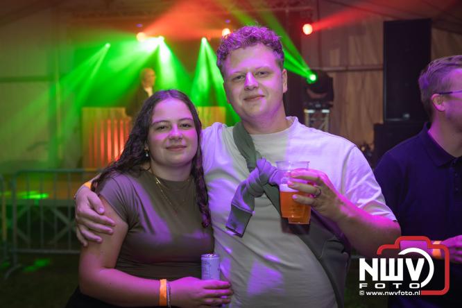Ondanks de regen volop gezelligheid in de feesttent aan de Singel op ’t Harde. - &copy; NWVFoto.nl