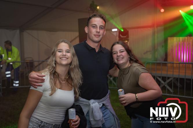 Ondanks de regen volop gezelligheid in de feesttent aan de Singel op ’t Harde. - &copy; NWVFoto.nl