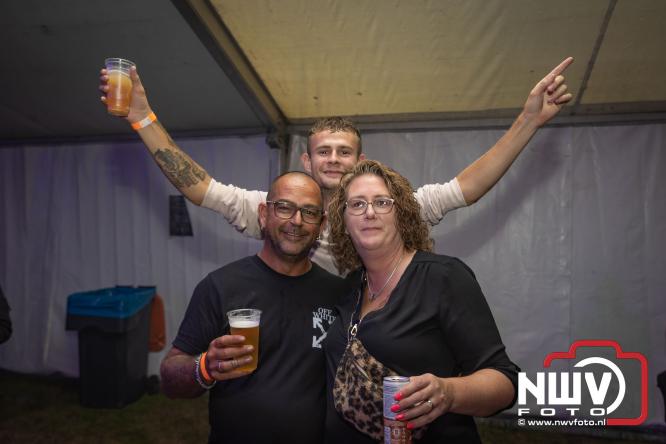 Ondanks de regen volop gezelligheid in de feesttent aan de Singel op ’t Harde. - &copy; NWVFoto.nl