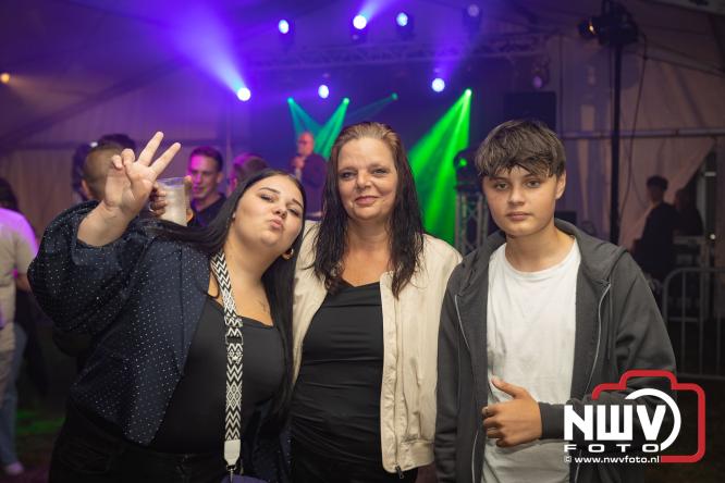 Ondanks de regen volop gezelligheid in de feesttent aan de Singel op ’t Harde. - &copy; NWVFoto.nl