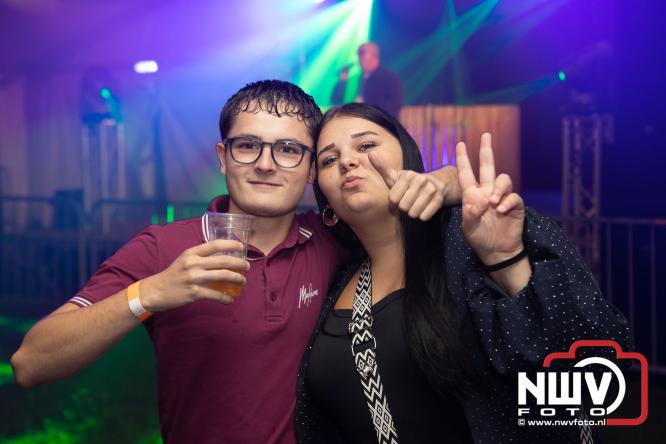 Ondanks de regen volop gezelligheid in de feesttent aan de Singel op ’t Harde. - &copy; NWVFoto.nl