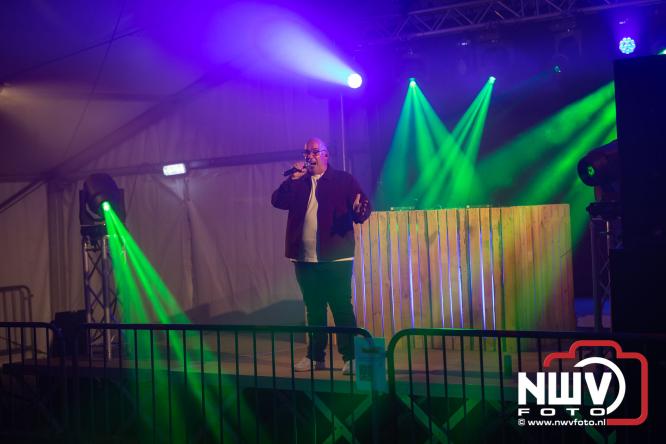 Ondanks de regen volop gezelligheid in de feesttent aan de Singel op ’t Harde. - &copy; NWVFoto.nl