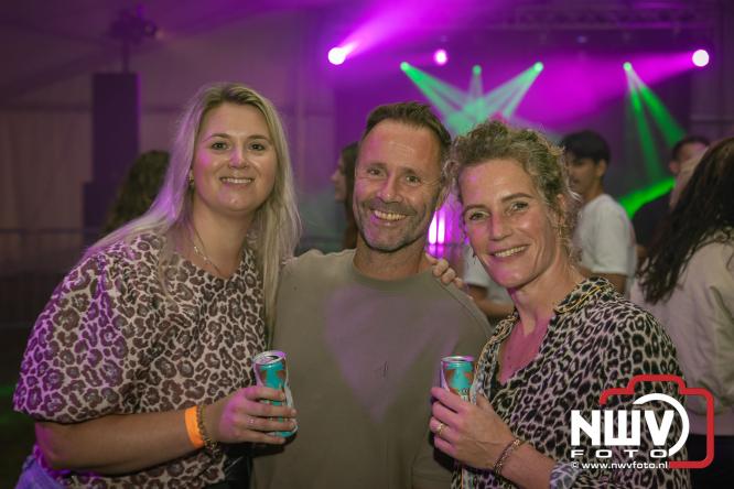 Ondanks de regen volop gezelligheid in de feesttent aan de Singel op ’t Harde. - &copy; NWVFoto.nl