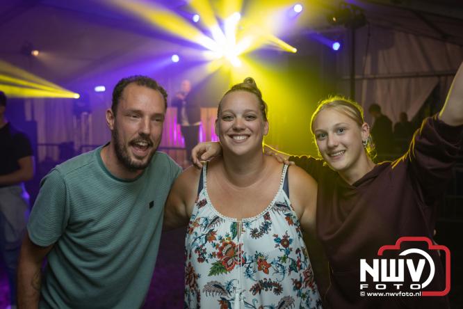 Ondanks de regen volop gezelligheid in de feesttent aan de Singel op ’t Harde. - &copy; NWVFoto.nl