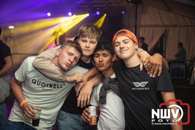 Ondanks de regen volop gezelligheid in de feesttent aan de Singel op ’t Harde. - &copy; NWVFoto.nl