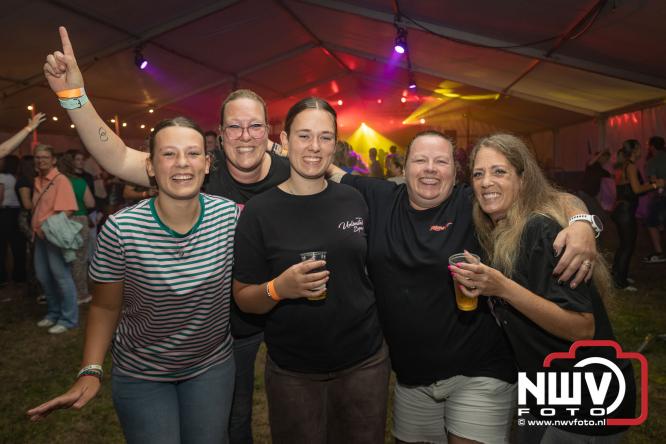 Ondanks de regen volop gezelligheid in de feesttent aan de Singel op ’t Harde. - &copy; NWVFoto.nl