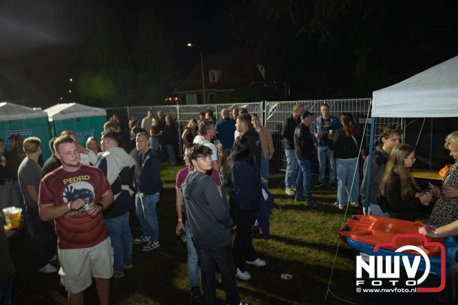 Ondanks de regen volop gezelligheid in de feesttent aan de Singel op ’t Harde. - &copy; NWVFoto.nl