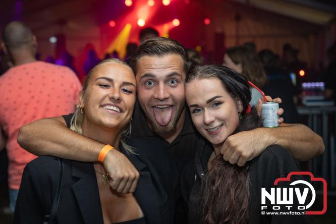Ondanks de regen volop gezelligheid in de feesttent aan de Singel op ’t Harde. - &copy; NWVFoto.nl
