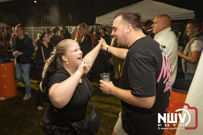Ondanks de regen volop gezelligheid in de feesttent aan de Singel op ’t Harde. - &copy; NWVFoto.nl