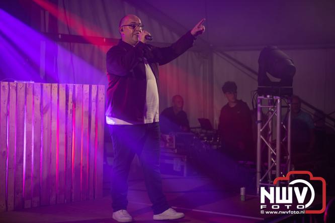 Ondanks de regen volop gezelligheid in de feesttent aan de Singel op ’t Harde. - &copy; NWVFoto.nl
