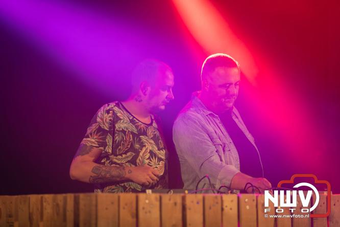 Ondanks de regen volop gezelligheid in de feesttent aan de Singel op ’t Harde. - &copy; NWVFoto.nl