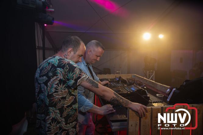 Ondanks de regen volop gezelligheid in de feesttent aan de Singel op ’t Harde. - &copy; NWVFoto.nl