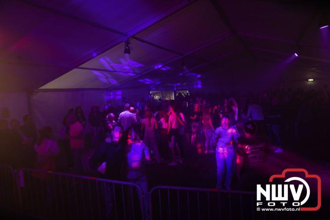 Ondanks de regen volop gezelligheid in de feesttent aan de Singel op ’t Harde. - &copy; NWVFoto.nl
